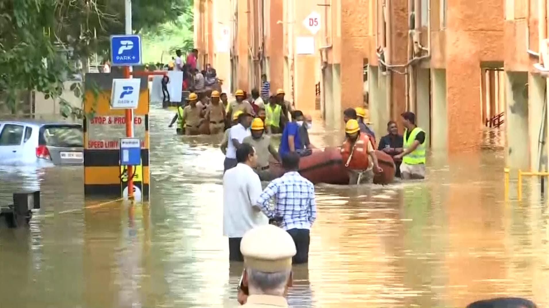 Bengaluru rains : রবিবার রাতের টানা বৃষ্টিতে বিপর্যস্ত বেঙ্গালুরুর বিভিন্ন এলাকা, রাস্তায় নামল নৌকা