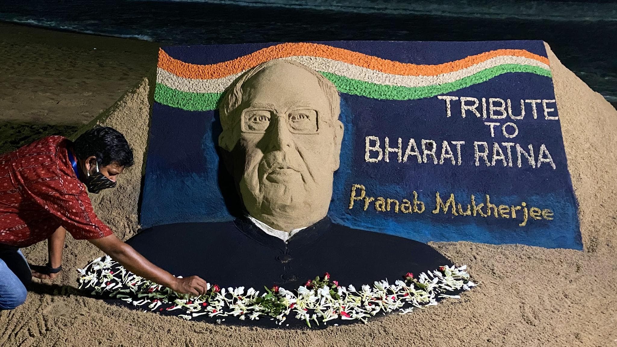 Sand artist pays a tribute to Pranab Mukherjee in Odisha