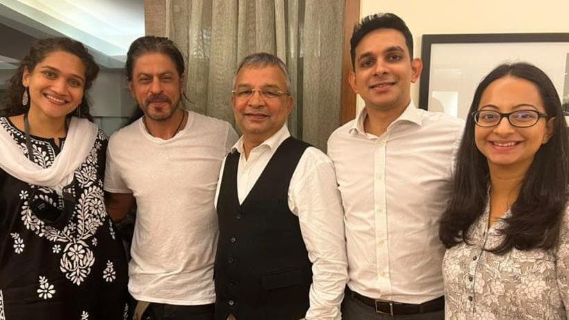 Shahrukh Khan: 'সত্যের জয় হোক', আরিয়ানের আইনজীবীদের সঙ্গে স্বস্তির হাসি শাহরুখের, ভাইরাল হল ছবি