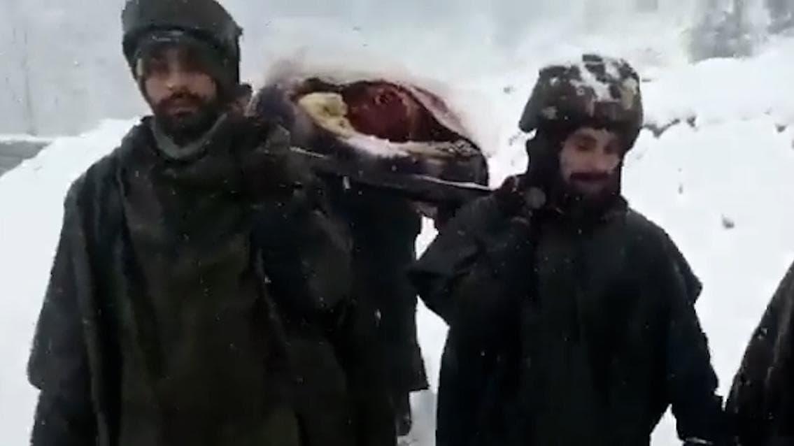 Indian Army : প্রবল তুষারপাত, কাঁধে করে অন্তঃসত্ত্বাকে হাসপাতালে পৌঁছে দিল জওয়ানরা; দেখুন ভিডিও