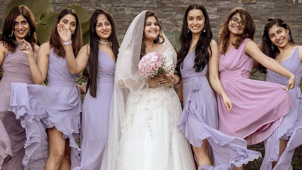 दोस्त की शादी में ब्राइडमेड बनीं Shraddha Kapoor, सिंपल ड्रेस में भी बला की लगीं खूबसूरत