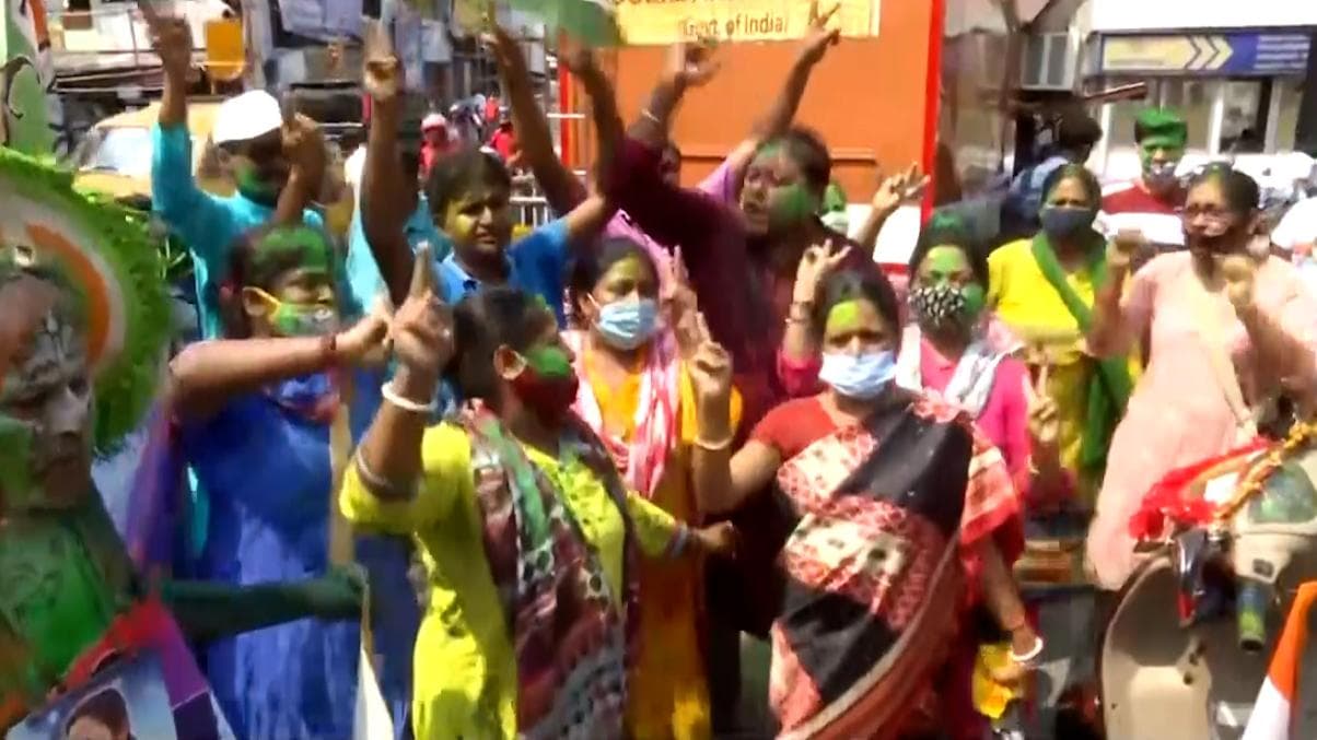 TMC Celebration: ব্যবধান বাড়তেই কালীঘাটে শুরু তৃণমূল সমর্থকদের উচ্ছ্বাস