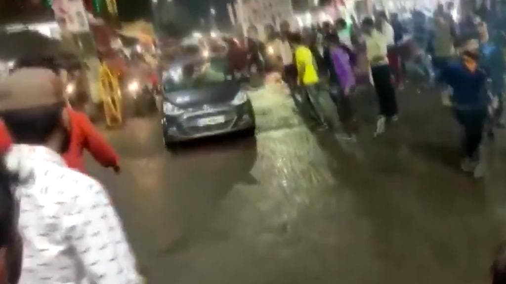 MP: भोपाल में दुर्गा विसर्जन समारोह में भीड़ के बीच घुसी तेज रफ्तार कार, 2 घायल...वीडियो वायरल