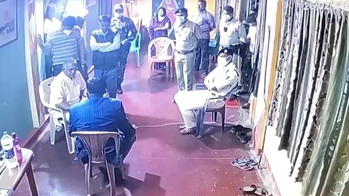 Dilip Ghosh: পুরভোটের আগের রাতে দিলীপ ঘোষের খড়গপুরের বাড়িতে গেল পুলিশ!