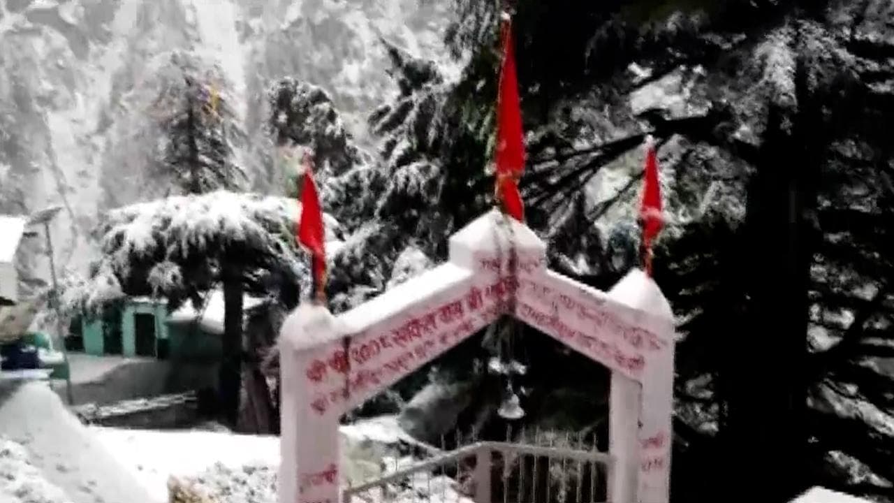 VIDEO: उत्तराखंड में सीजन की पहली बर्फबारी, चांदी सी चमकीं केदारनाथ की चोटियां