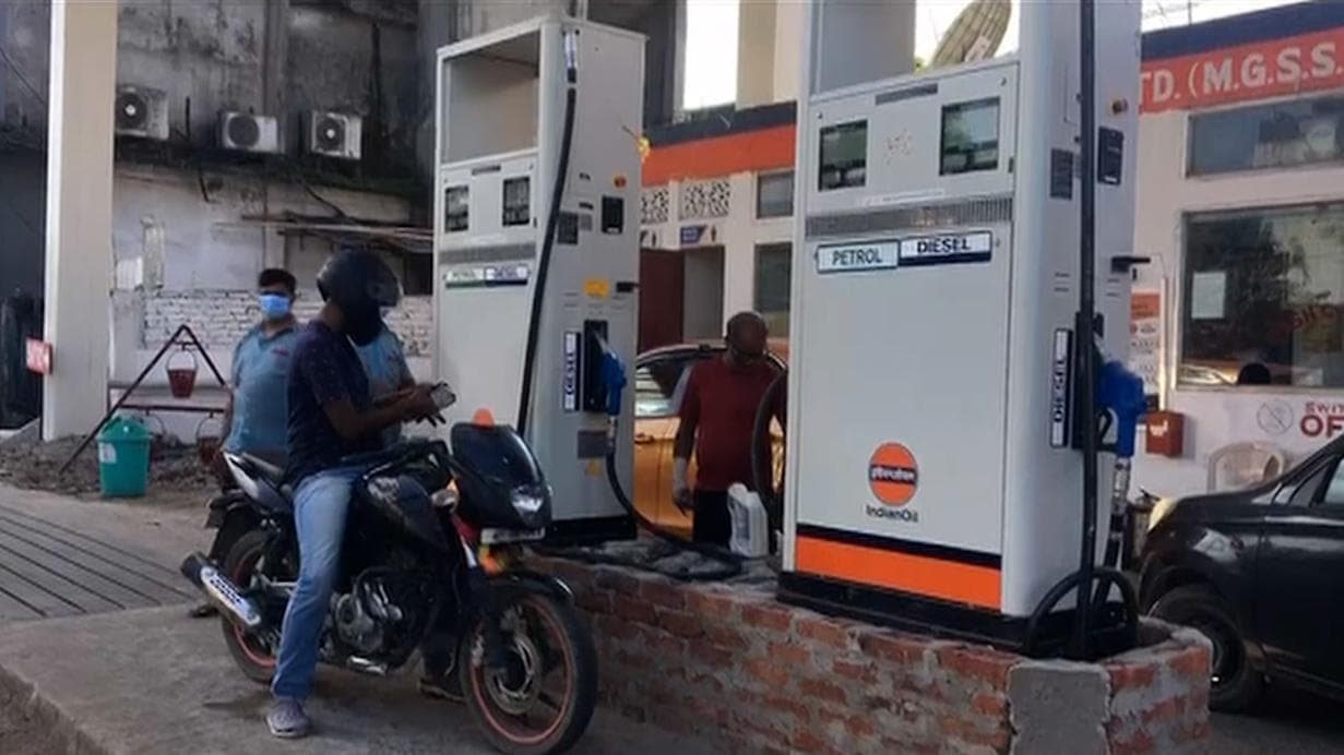 Petrol price in Kolkata: উত্‍সবের মরসুমে ছ্যাঁকা দিচ্ছে পেট্রোপণ্যের দাম, তীব্র সংকটে সাধারণ মানুষ