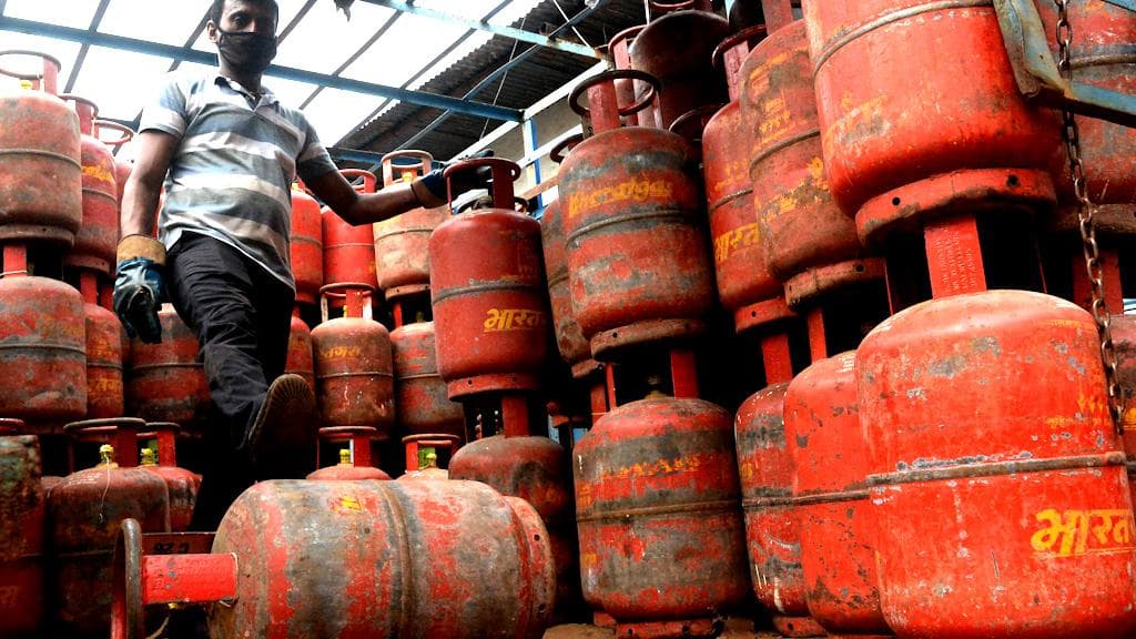 LPG: এলপিজি সিলিন্ডারের ওজন কমাতে পারে কেন্দ্রীয় সরকার, মন্ত্রীর কথায় মিলল ইঙ্গিত