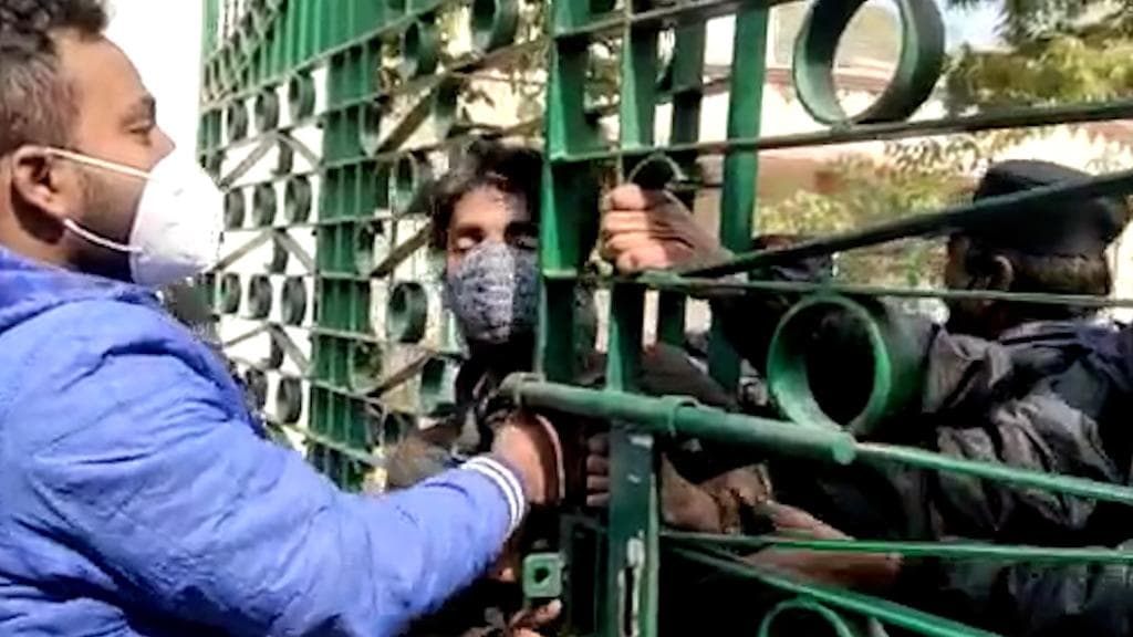 Visva-Bharati University: ক্যাম্পাস খোলার দাবিতে ছাত্র বিক্ষোভে উত্তাল বিশ্বভারতী বিশ্ববিদ্যালয়