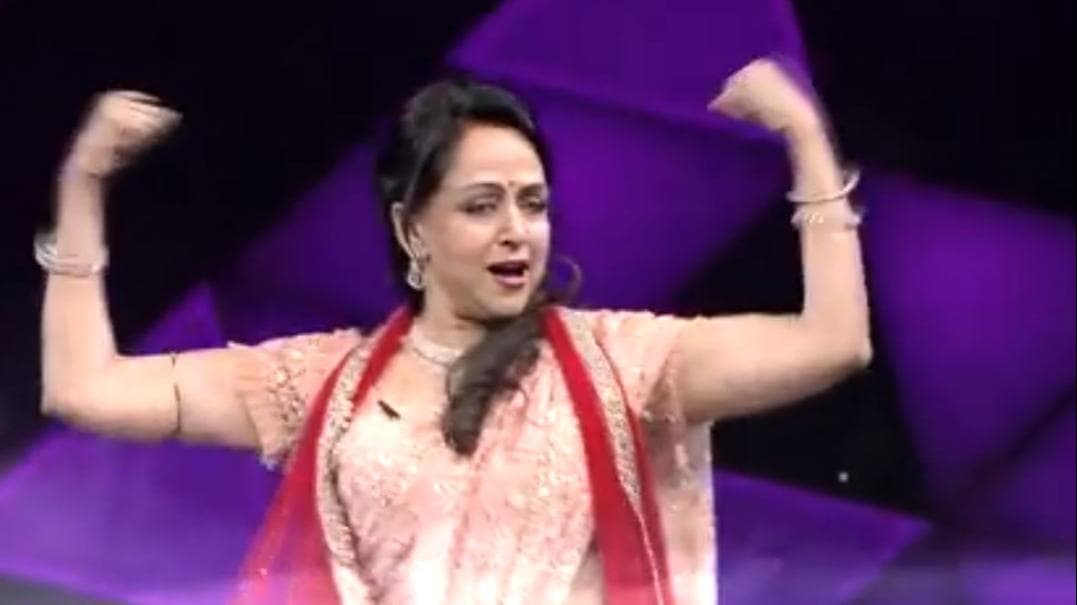 Super Dancer Chapter 4:  हेमा मालिनी ने पति धर्मेंद्र के गाने पर किया शानदार डांस, दीवाने हुए फैंस 