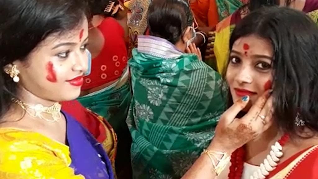 Sindur Khela: বাতাসে বিষাদের সুর, তার মাঝেই বনেদি বাড়ি থেকে মণ্ডপে মণ্ডপে চলছে সিঁদুর খেলা