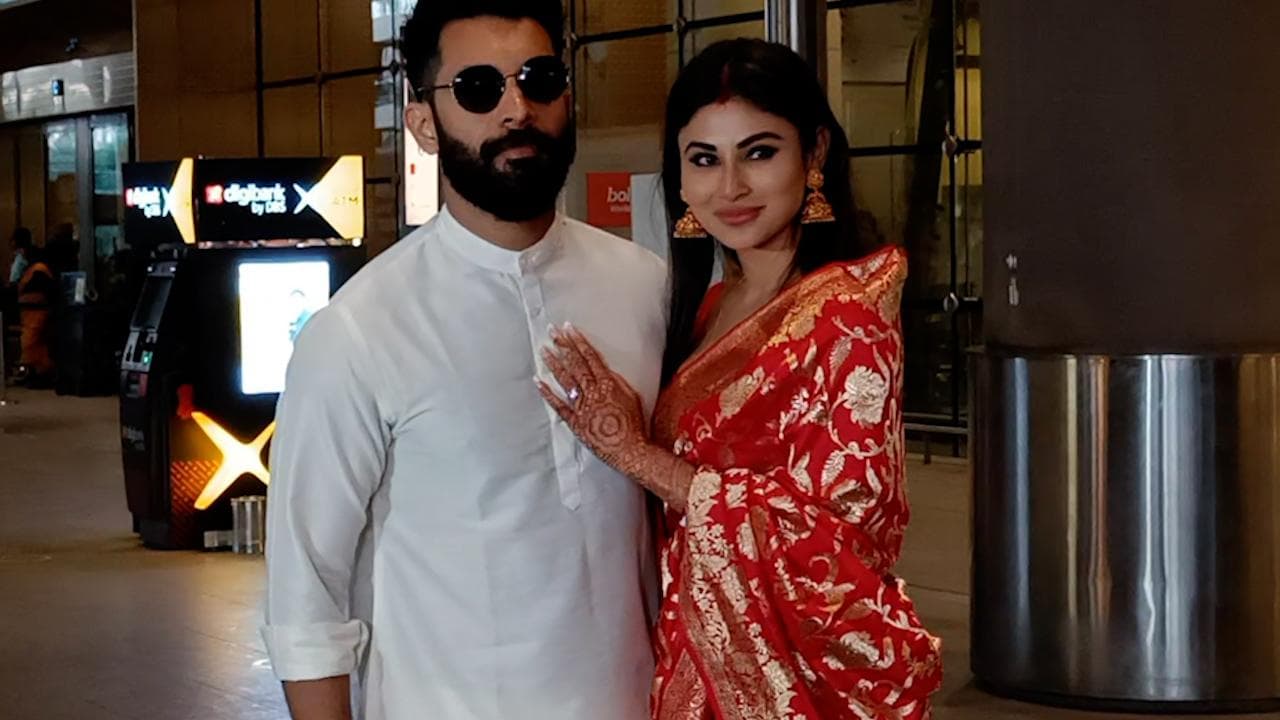 ढोल-नगाड़ों के साथ Mouni Roy का हुआ गृह-प्रवेश, लाल साड़ी में दिखीं बेहद खूबसूरत 