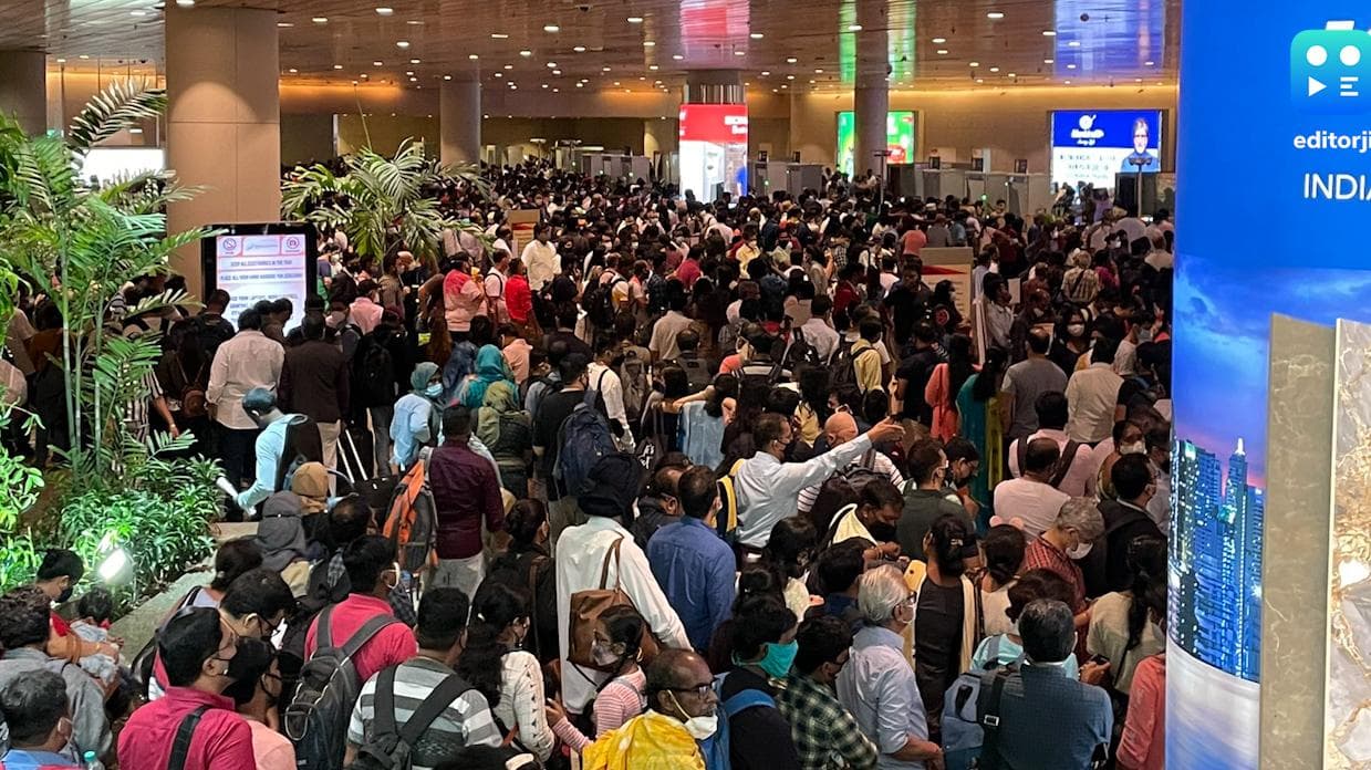 Mumbai airport: त्योहारी सीजन शुरू होते ही मुंबई एयरपोर्ट पर मची अफरातफरी, कई यात्रियों की फ्लाइट छूटी