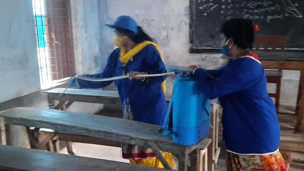 School sanitization: ১৫ নভেম্বর থেকে খুলছে স্কুল-কলেজ, শুরু হল স্যানিটাইজেশন