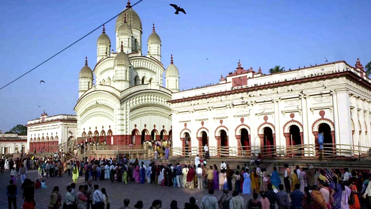 Dakhineswar Kali: সকাল থেকেই দক্ষিণেশ্বর মন্দিরে ভক্তদের ঢল, করোনাবিধির ফলে মন্দিরে বসে পুজো দেখা যাবেনা 