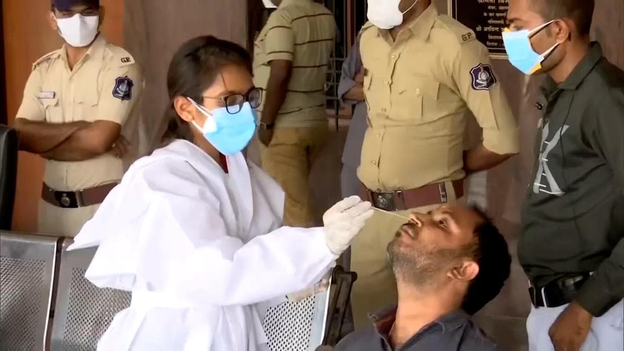 Omicron Variant: आंध्रप्रदेश में विदेश से आए 30 यात्री ‘लापता’, 10 दिनों में लौटे हैं 60 लोग