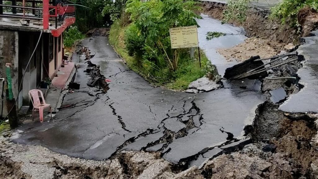 North Bengal Rain: বৃষ্টির জেরে পাহাড়ে ধস, বন্ধ উত্তরবঙ্গের একাধিক রাস্তা