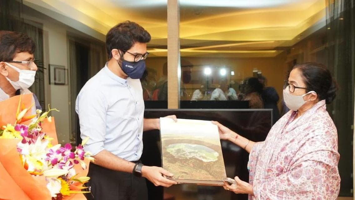 Mamata Banerjee in Mumbai: ফুল দিয়ে অভ্যর্থনা, মমতা বন্দ্যোপাধ্যায়ের সঙ্গে দেখা করলেন শিবসেনার দুই নেতা