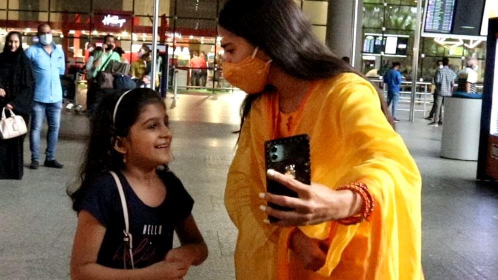 Video: सारा अली खान के साथ सेल्फी लेने आई छोटी बच्ची के माता-पिता को दी नसीहत