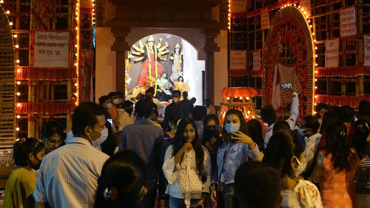 Mahashtami: আজ মহাষ্টমী, প্রিয় শাড়ি আর পাঞ্জাবিতে একে অন্যকে টেক্কা দিতে তৈরি কলকাতা