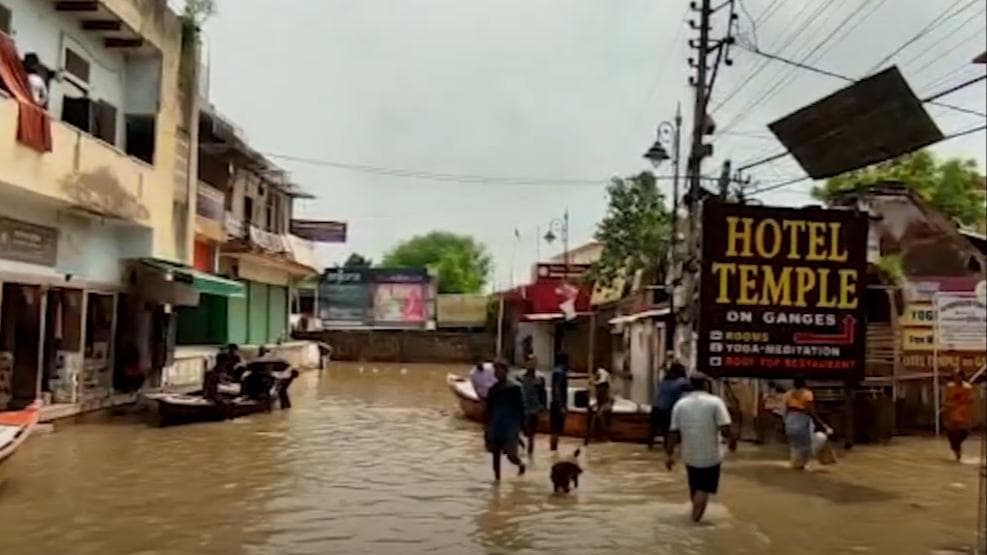 Varanasi Flood: Kashi Vishwanath Corridor में घुसा बाढ़ का पानी, वाराणसी की गलियों में चल रहीं नाव