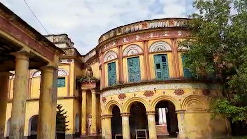 Mondal bari Durga Puja: মল্ল রাজার ৩০০ বছরের ইতিহাস জড়িত পুজো যেন জীবন্ত ইতিহাস