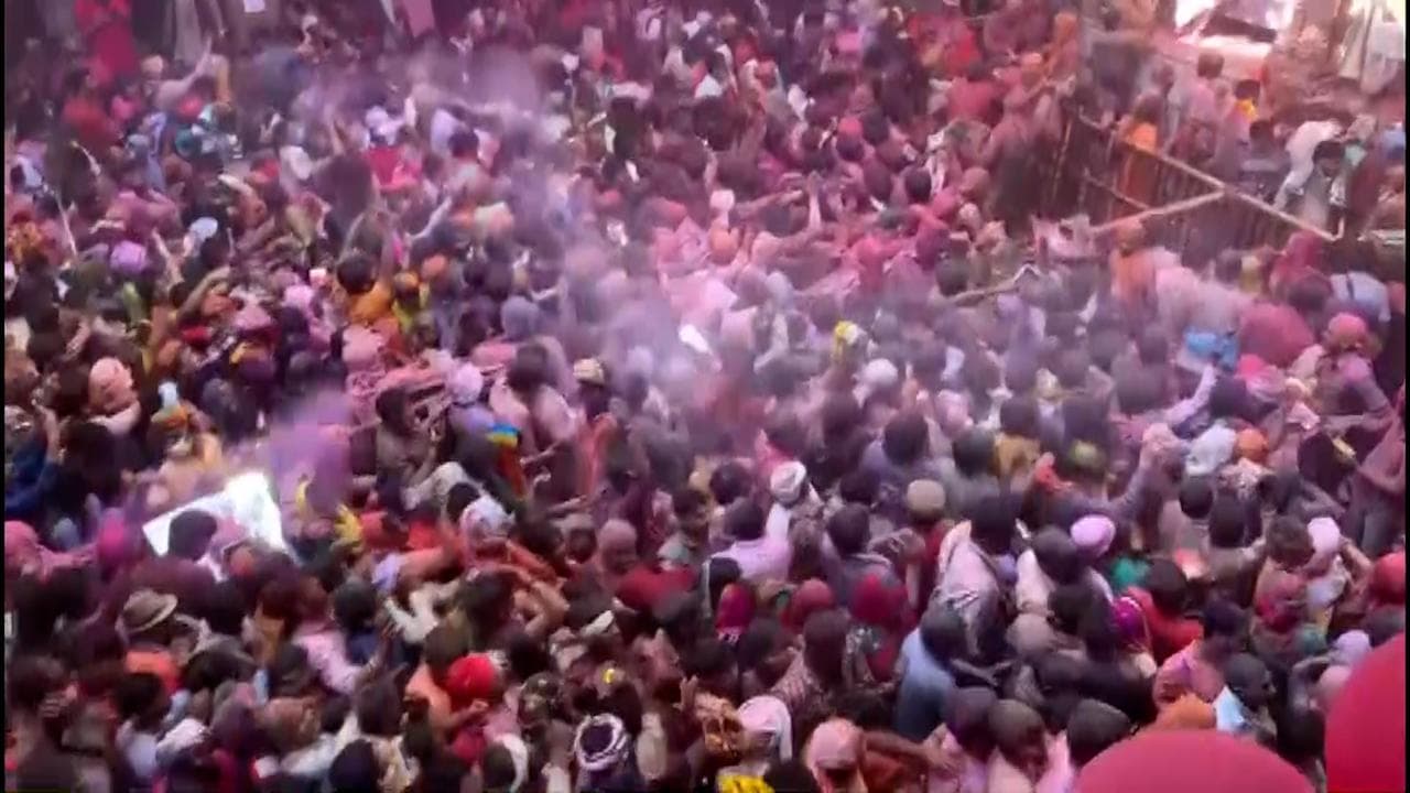 Holi 2022 : মথুরায় আজ থেকে শুরু হয়ে গেল হোলি, 'রঙভরনি একাদশী' উপলক্ষে বাঁকে বিহারী মন্দিরে ভিড় ভক্তদের