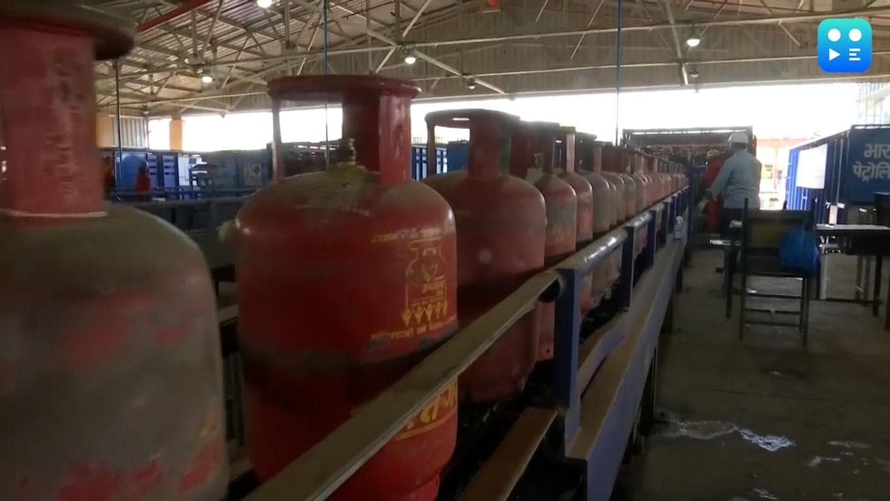 LPG Gas Price Hike: জোড়া ফলায় বিদ্ধ মধ্যবিত্ত, জ্বালানি তেলের দামবৃদ্ধি, বাড়ল রান্নার গ্যাসের দামও