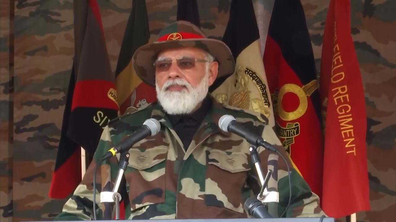 J&K: नौशेरा में जवानों संग दिवाली मनाने पहुंचे PM मोदी, सैनिकों का बढ़ाया हौसला 