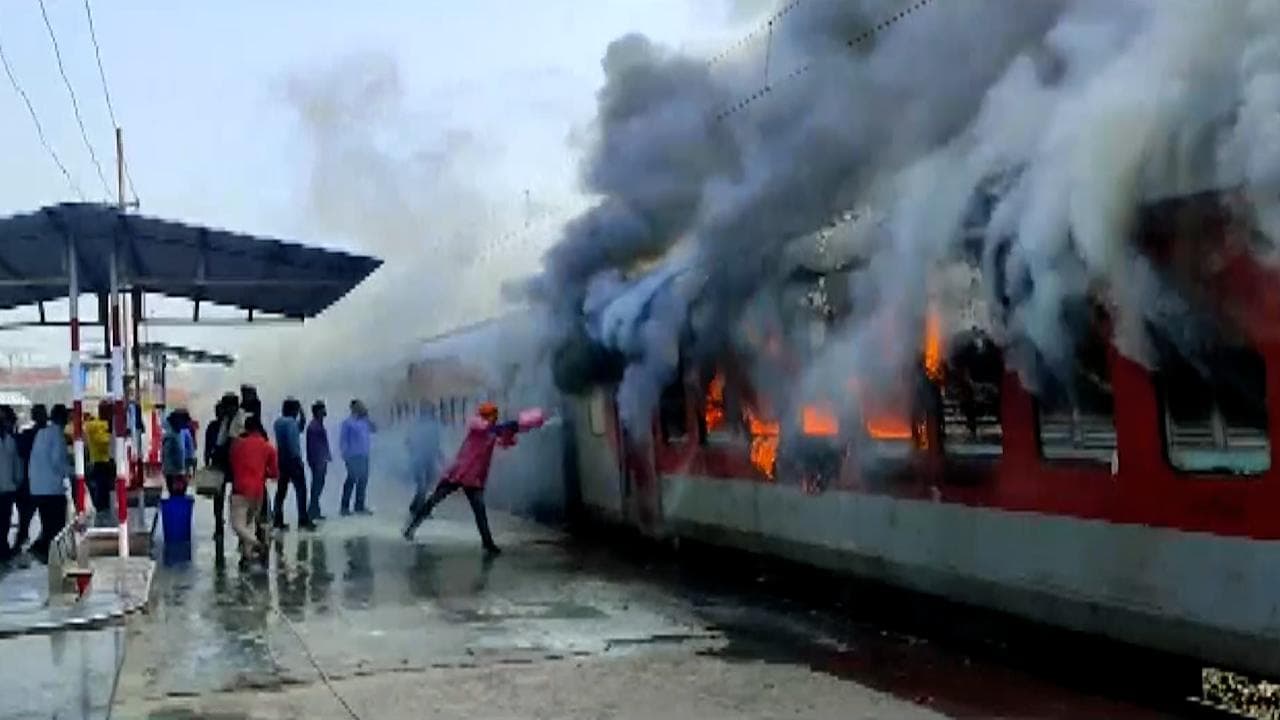 Fire in Train in Bihar: চোখের সামনে দাউ দাউ করে জ্বলে উঠল কামরা, বিহারের মধুবনী স্টেশনে ছড়াল আতঙ্ক