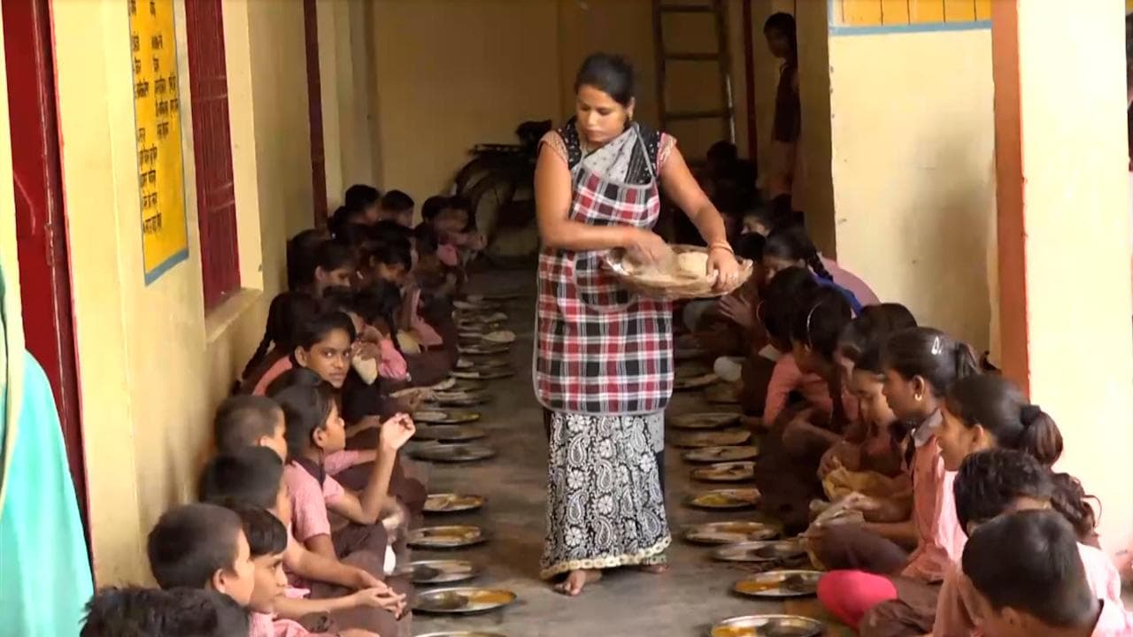 यूपी: Mid-day Meal बनाने वाली 4 लाख रसोइयों के घर में चूल्हा जलना मुश्किल, 8 महीने से नहीं मिला मानदेय