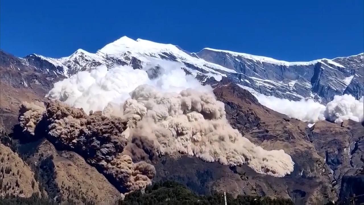 Viral Video: नेपाल में अचानक भरभरा कर गिरने लगा बर्फ का पहाड़, दिखा खौफनाक मंजर