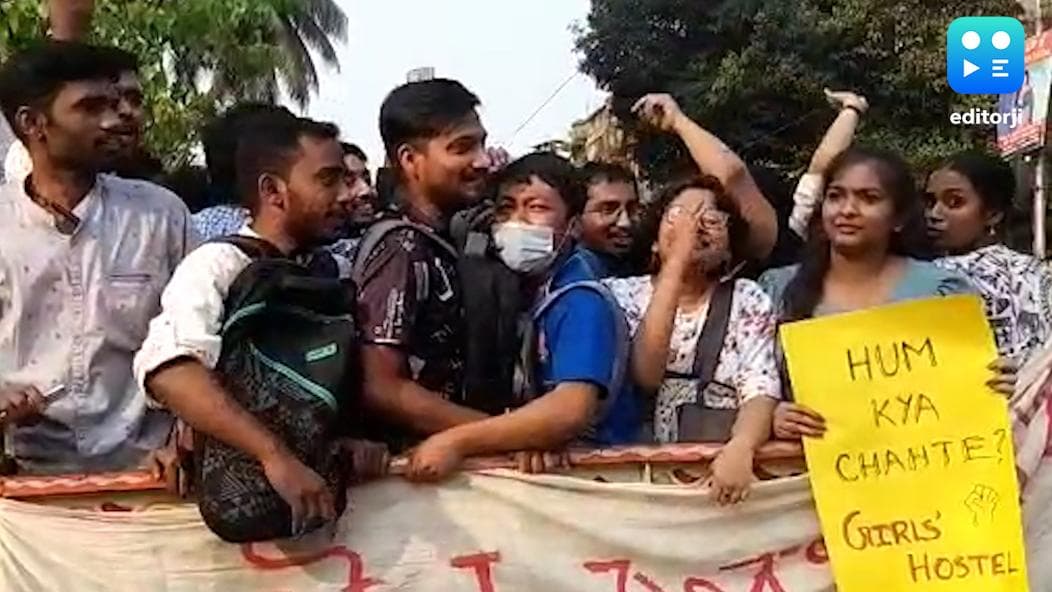Presidency University: বিক্ষোভে উত্তাল প্রেসিডেন্সি, হস্টেলের গেট ভেঙে ঢুকলেন ছাত্রীরা
