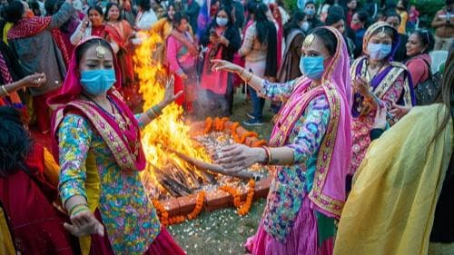 Lohri 2022: लोहड़ी के दिन आग में क्यों डाली जाती है मूंगफली और रेवड़ी, जानिये क्या है मान्यता