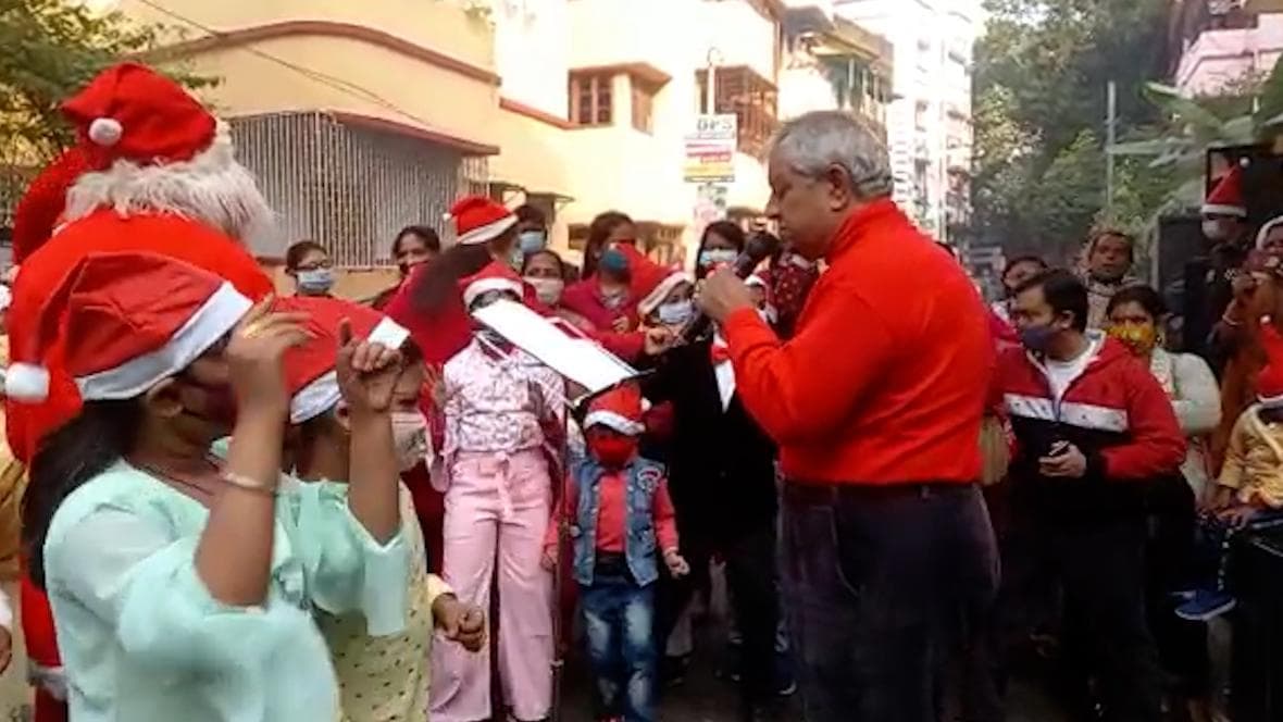 Christmas 2021 : বড়দিনে কলকাতায় দুর্দান্ত ফুট মিউজিক রেস্তোরাঁ, নাচে-গানে মেতে উঠল কচিকাঁচারা 