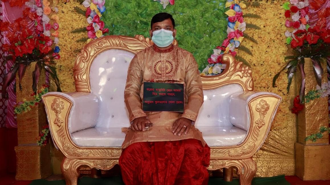 Viral Marriage: নিজের বিয়েতে অভিনব প্রচার শিক্ষকের, করলেন স্কুল খোলার আবেদন