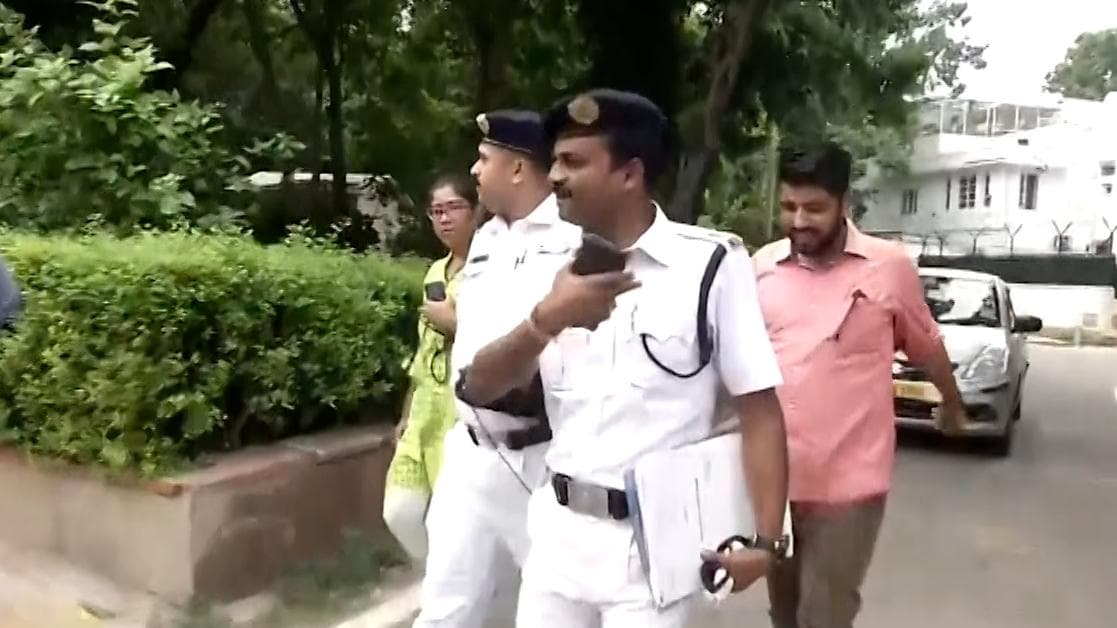 Kolkata Police: কোভিড মোকাবিলায় কলকাতা পুলিশের হাতিয়ার হোয়াটসঅ্যাপ, থানায় না এসেই জানানো যাবে অভিযোগ