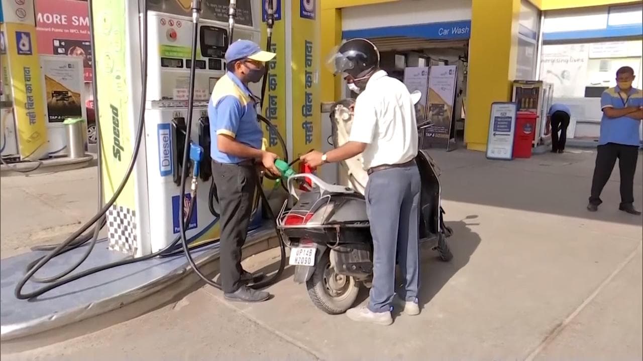 Petrol-Diesel Price: अक्टूबर के पहले दिन भी तेल के दामों में बढ़ोतरी जारी, दिल्ली में डीजल हुआ ₹90 के पार