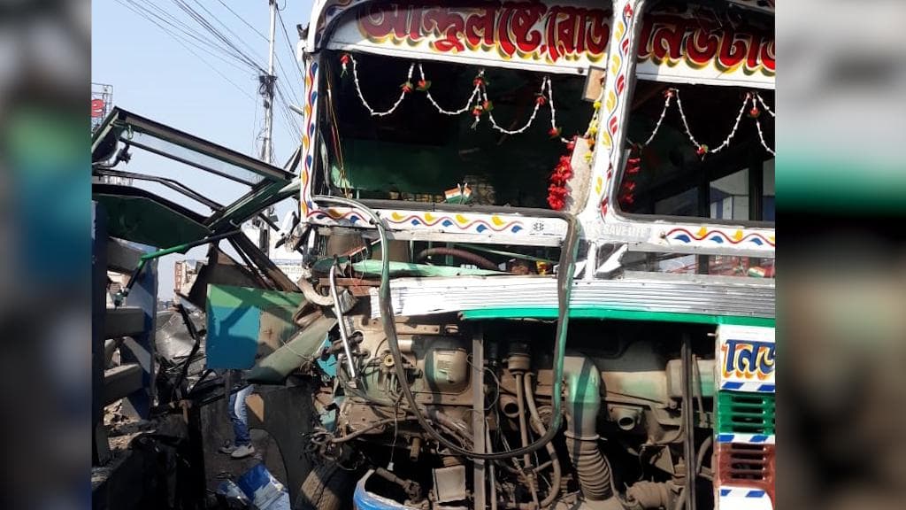 Kolkata Bus accident: শহরে ফের দুর্ঘটনার কবলে যাত্রীবাহী বাস, তীব্র যানজট