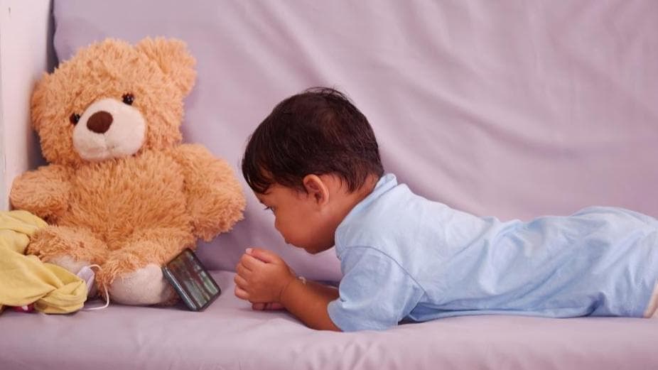 क्या आपका बच्चा भी स्क्रीन के सामने बिताता है बहुत ज़्यादा वक़्त? उसके विकास पर पड़ सकता है असर 