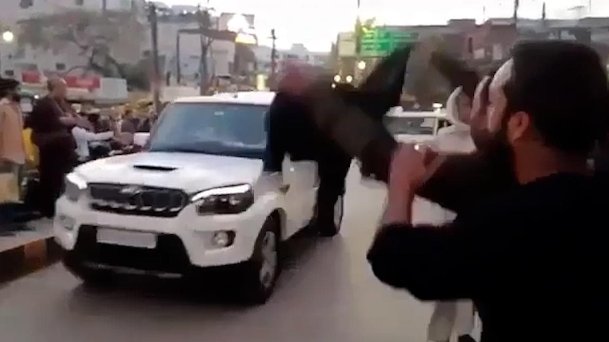 Mamata Banerjee: বারাণসী ঘাটে যাওয়ার পথে মমতাকে ঘিরে বিক্ষোভ, উঠল গোব্যাক স্লোগান, দেখানো হল কালো পতাকা