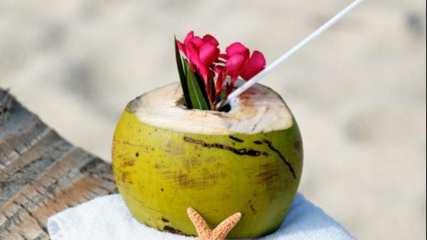 Coconut water benefits: रोज़ाना पिएं एक नारियल पानी, स्वास्थ्य के लिए है बेहद फायदेमंद