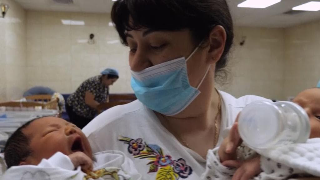 Ukraine crisis: অভিভাবকরা দেশের বাইরে, যুদ্ধবিধ্বস্ত ইউক্রেনে সদ্যজাতদের দেখছেন নার্সরাই