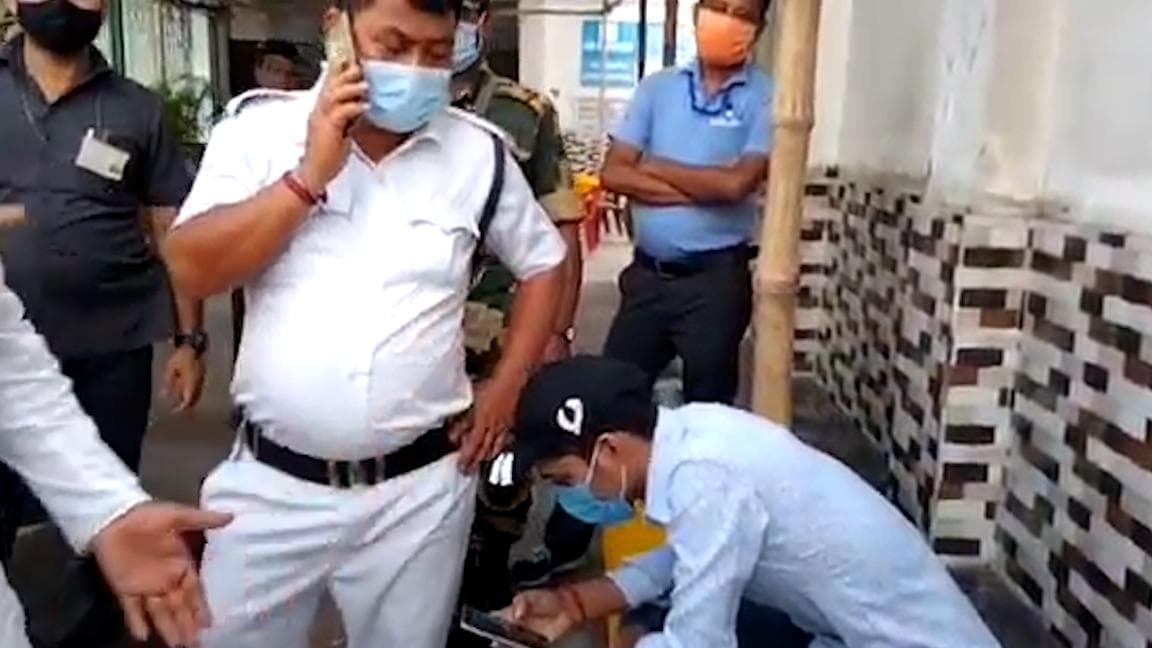 Bhawanipur Bypolls: ভবানীপুরের খালসা ইংলিশ স্কুলে ভুয়ো ভোটার ধরার অভিযোগ বিজেপির, তৃণমূল-বিজেপি সংঘর্ষ