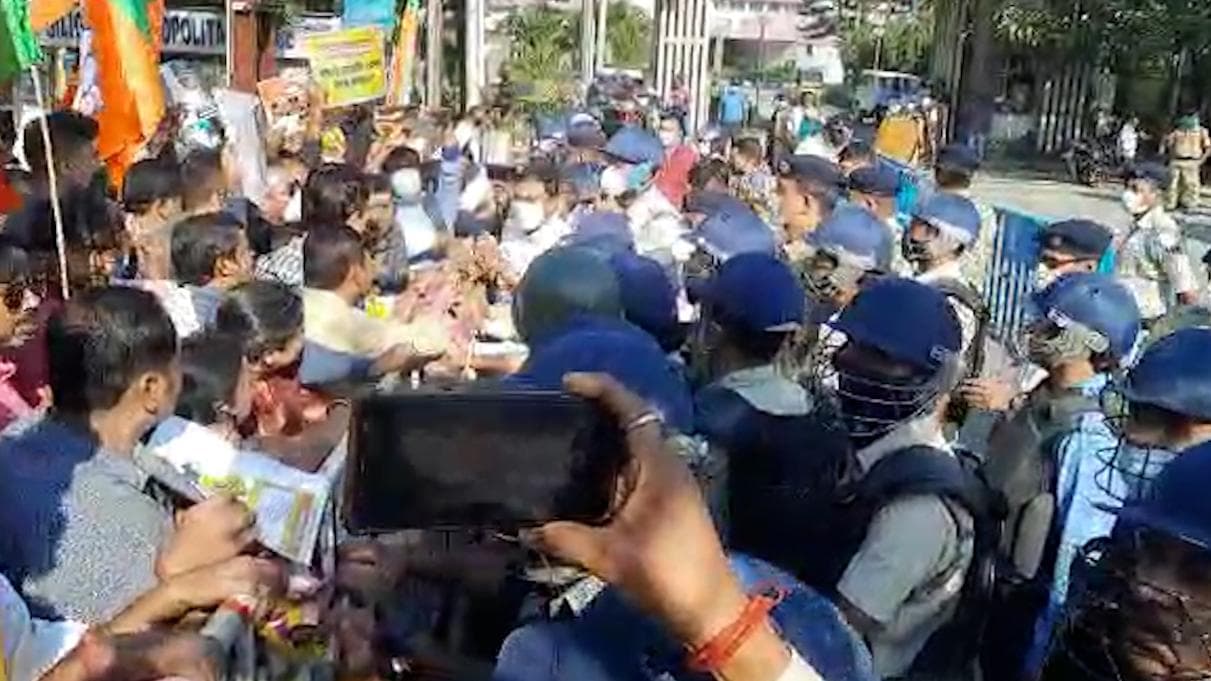BJP Protest in Siliguri: পেট্রপণ্যের VAT নিয়ে শিলিগুড়িতে মিছিল বিজেপির, ব্যারিকেড করে আটকাল পুলিশ