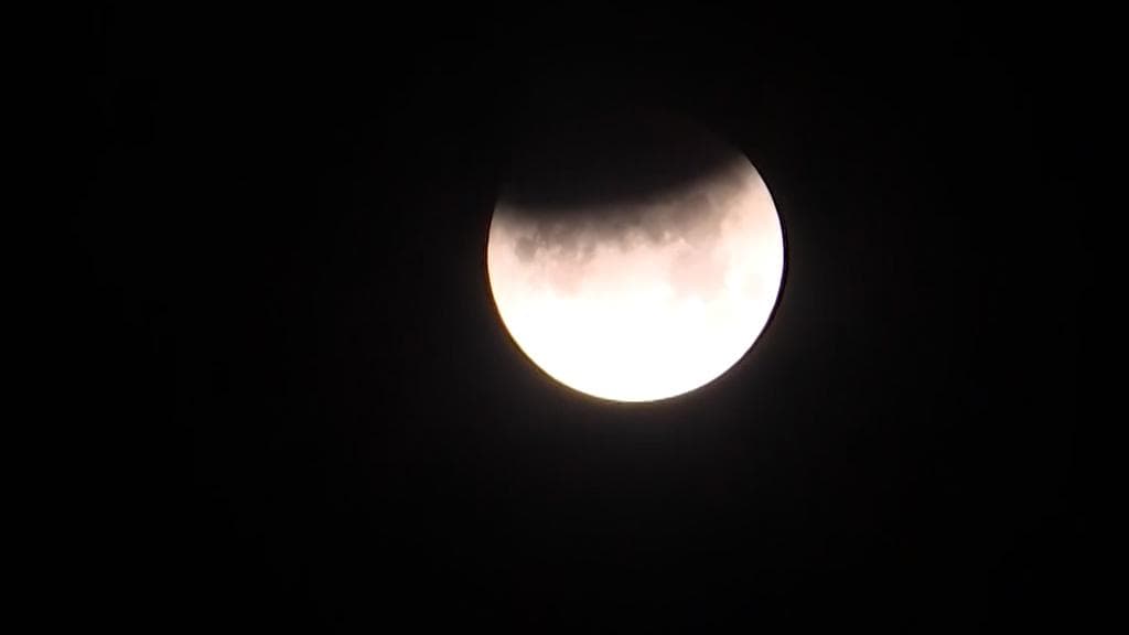 Chandra Grahan: आज लगेगा 580 साल का सबसे लंबा चंद्रग्रहण, जानिए भारत में कब और कहां दिखेगा?