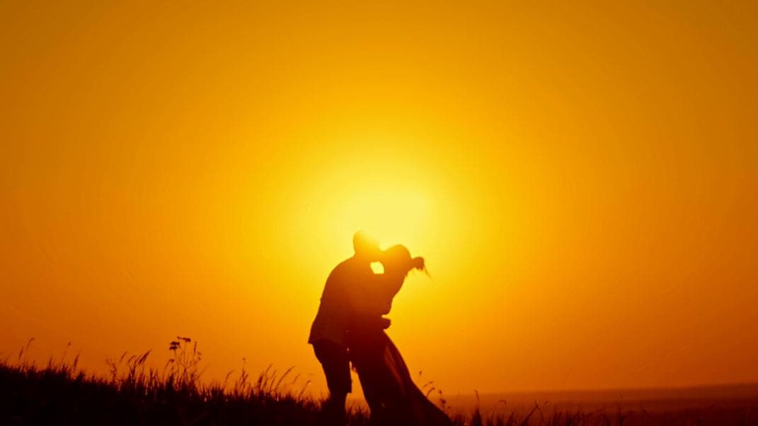 Kiss Day 2022: আজ শুধু চুমুর দিন, প্রেমদিবসের আগে এই দিনে মশগুল সবাই