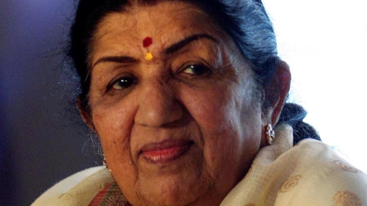Lata Mangeshkar health update : বন্ধ করা হল ভেন্টিলেশন, লতা মঙ্গেশকরের শারীরিক অবস্থার সামান্য উন্নতি