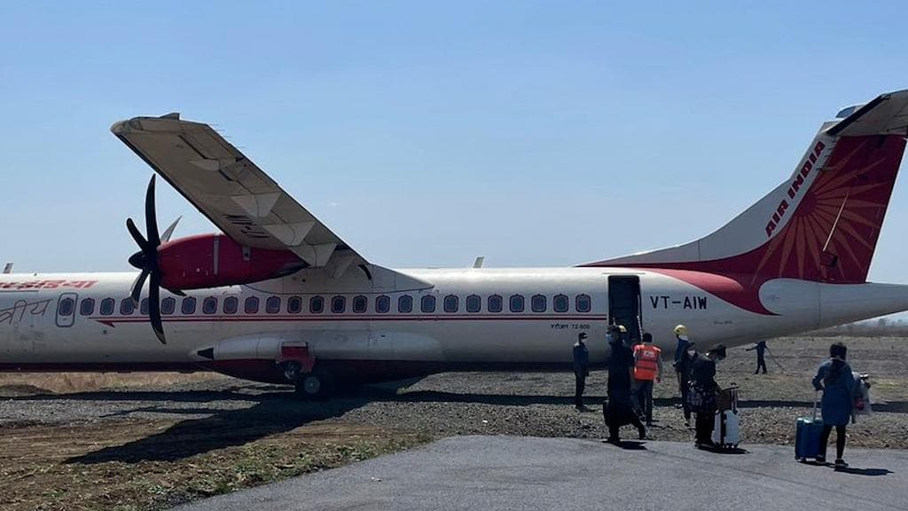 Jabalpur runway: পিছলে গেল চাকা, জবলপুরে বড় দুর্ঘটনার হাত থেকে রক্ষা পেল বিমান