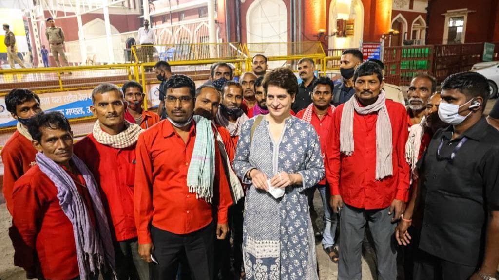 Priyanka Gandhi ने कुलियों से की मुलाकात, ललितपुर जाने के दौरान किया संवाद