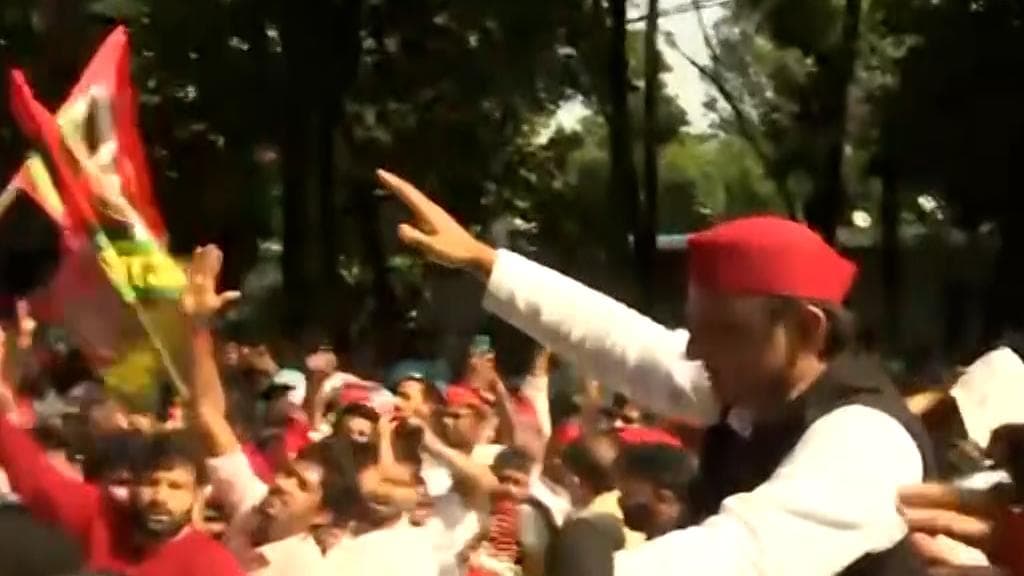 Lakhimpur Violence: हिरासत में लिए गए सपा अध्यक्ष अखिलेश यादव, आवास पर भारी पुलिस बल तैनात